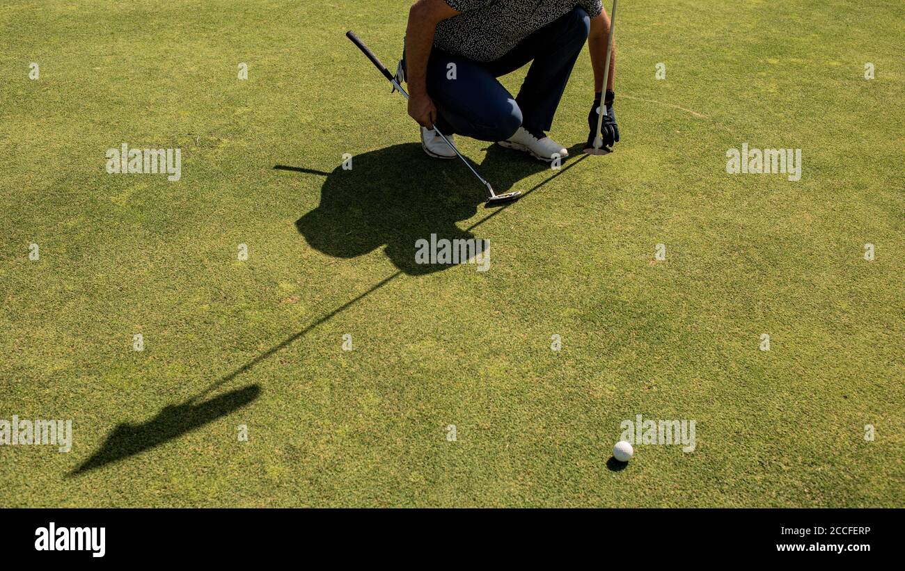 Una persona che gioca a golf. Foto di alta qualità Foto Stock