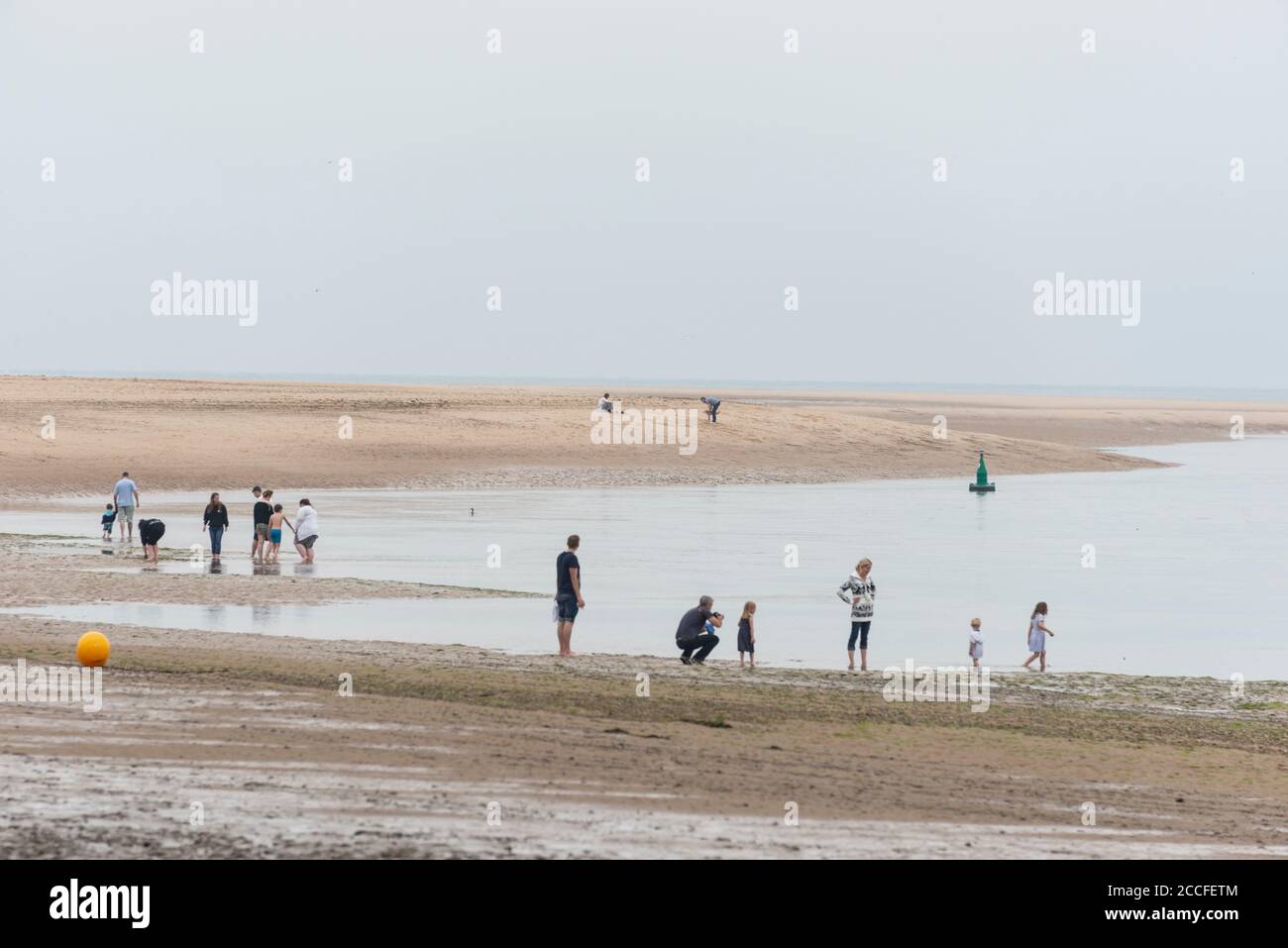 Famiglie sulla spiaggia di Wells-next-the-Sea a Norfolk, Gran Bretagna Foto Stock