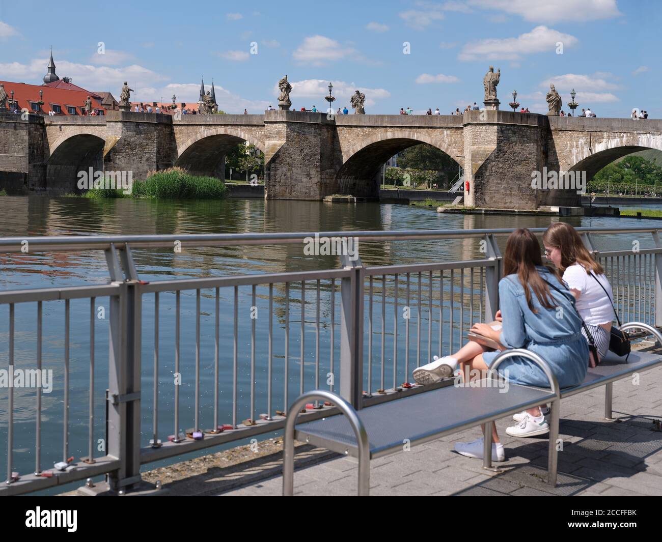 Vecchio ponte principale, costruito 1476-1703, Heiligenfiguren, Main, Wuerzburg, Baviera, Germania Foto Stock