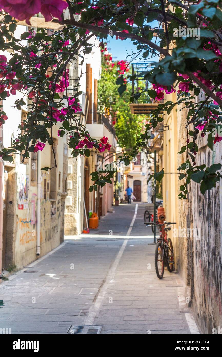 Strade storiche con fiori colorati nel centro storico di Rethymno, Creta settentrionale, Grecia Foto Stock