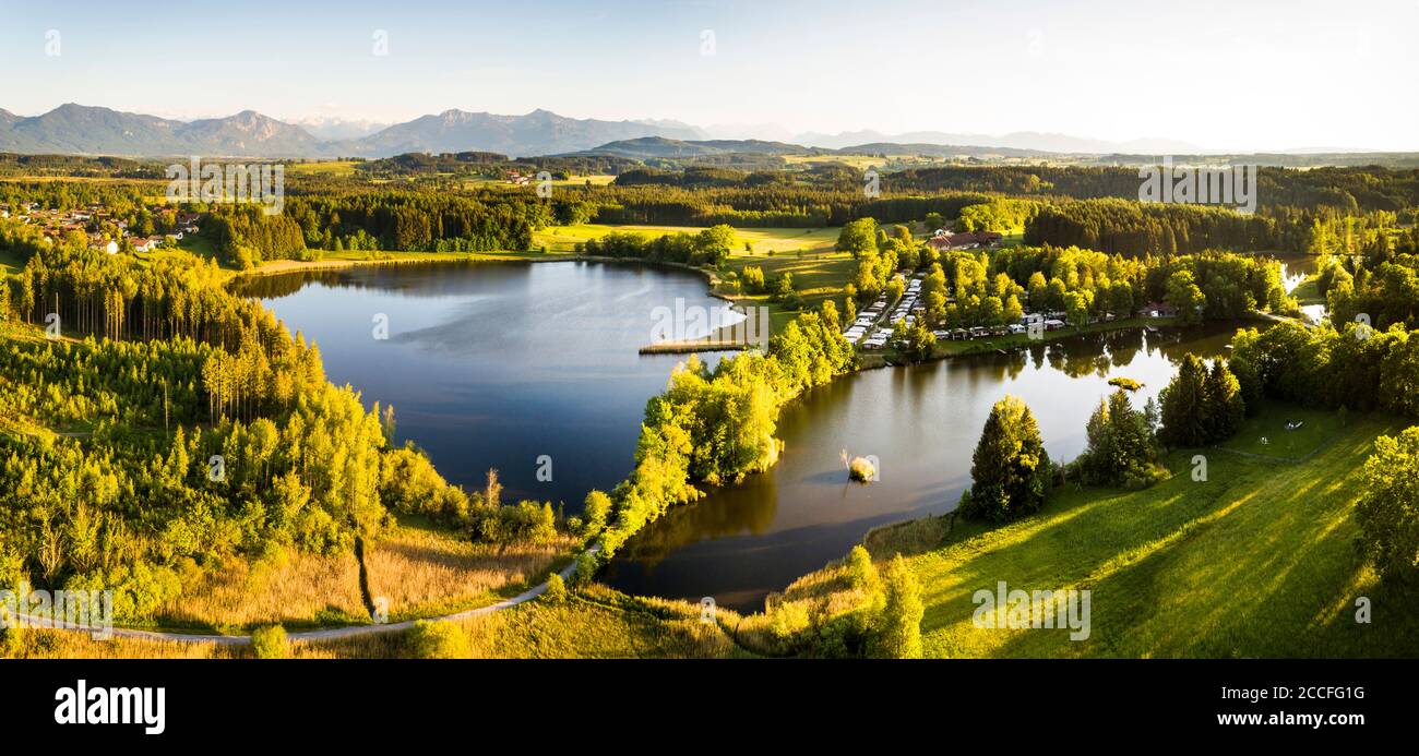 Germania, Baviera, Penzberg, Huberer Weiher con zona residenziale e campeggio Foto Stock