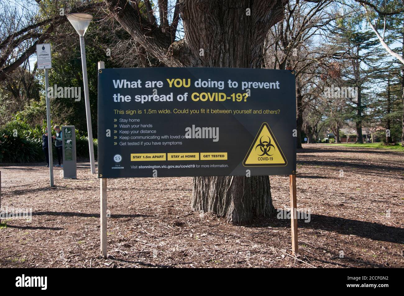 Segnalazione cautelativa nei parchi suburbani durante l'emergenza pandemica COVID-19 a Melbourne, Victoria, Australia Foto Stock