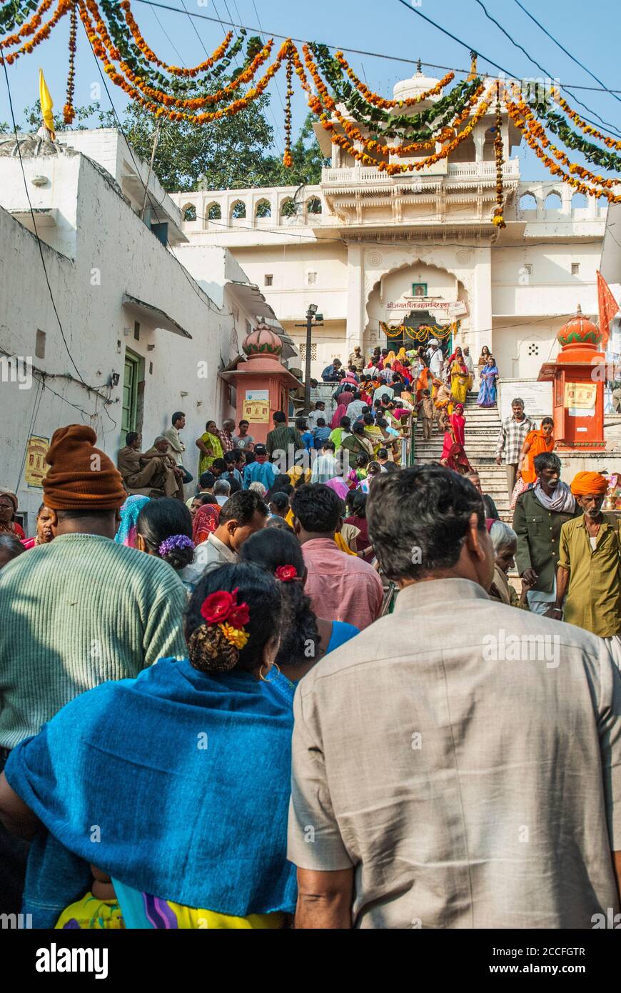 I pellegrini indù si affollano nel tempio di Brahma a Pushkar, Rajasthan, durante la fiera annuale del cammello Foto Stock