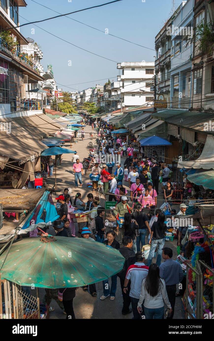 Mercato di strada nella città di confine Myanmar di Tachileik, di fronte al Thailandia Mae Sai Foto Stock