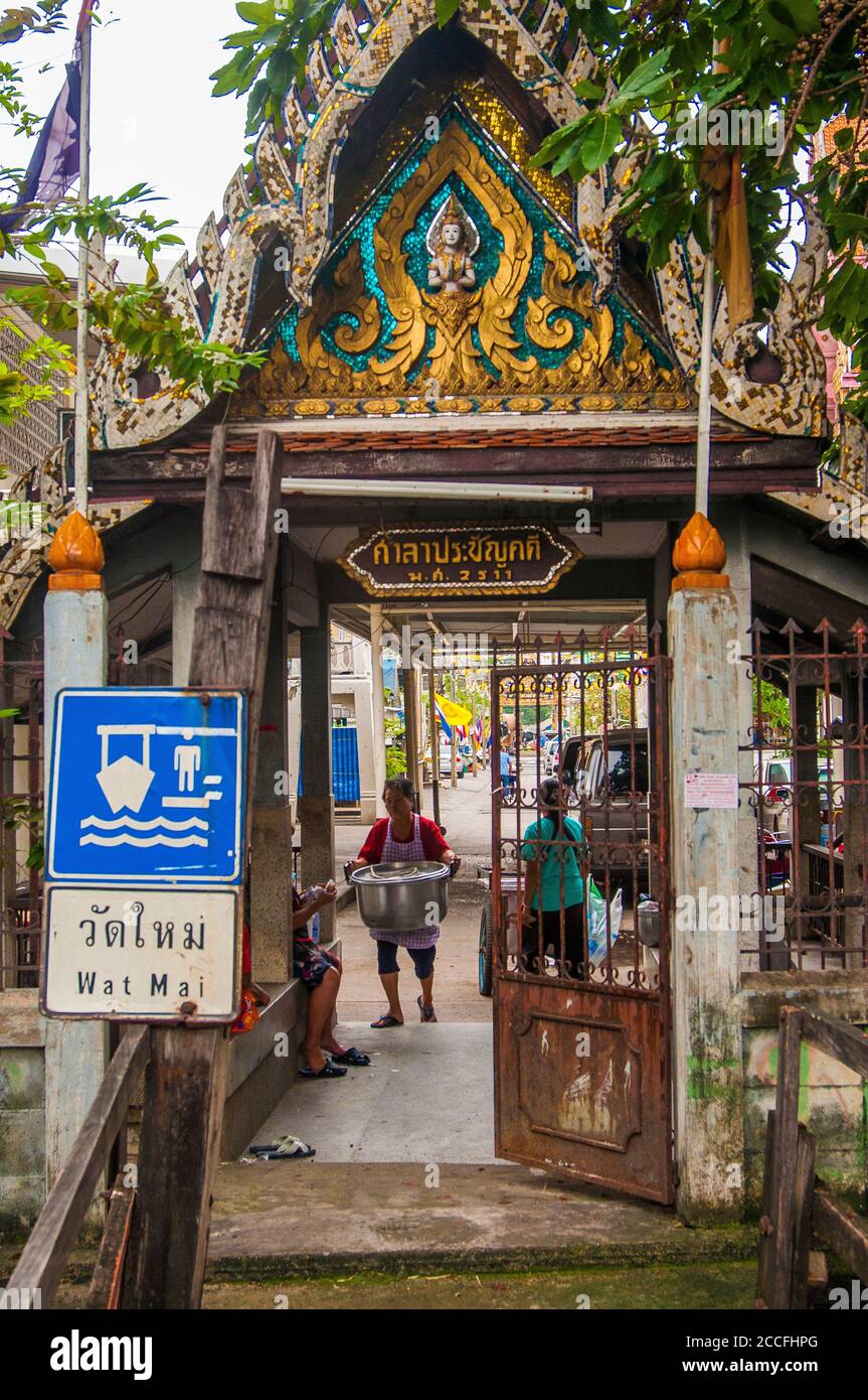 Attracco dei traghetti sul Khlong Saem Saep, un canale affollato e via d'acqua commerciale a Bangkok, Thailandia Foto Stock