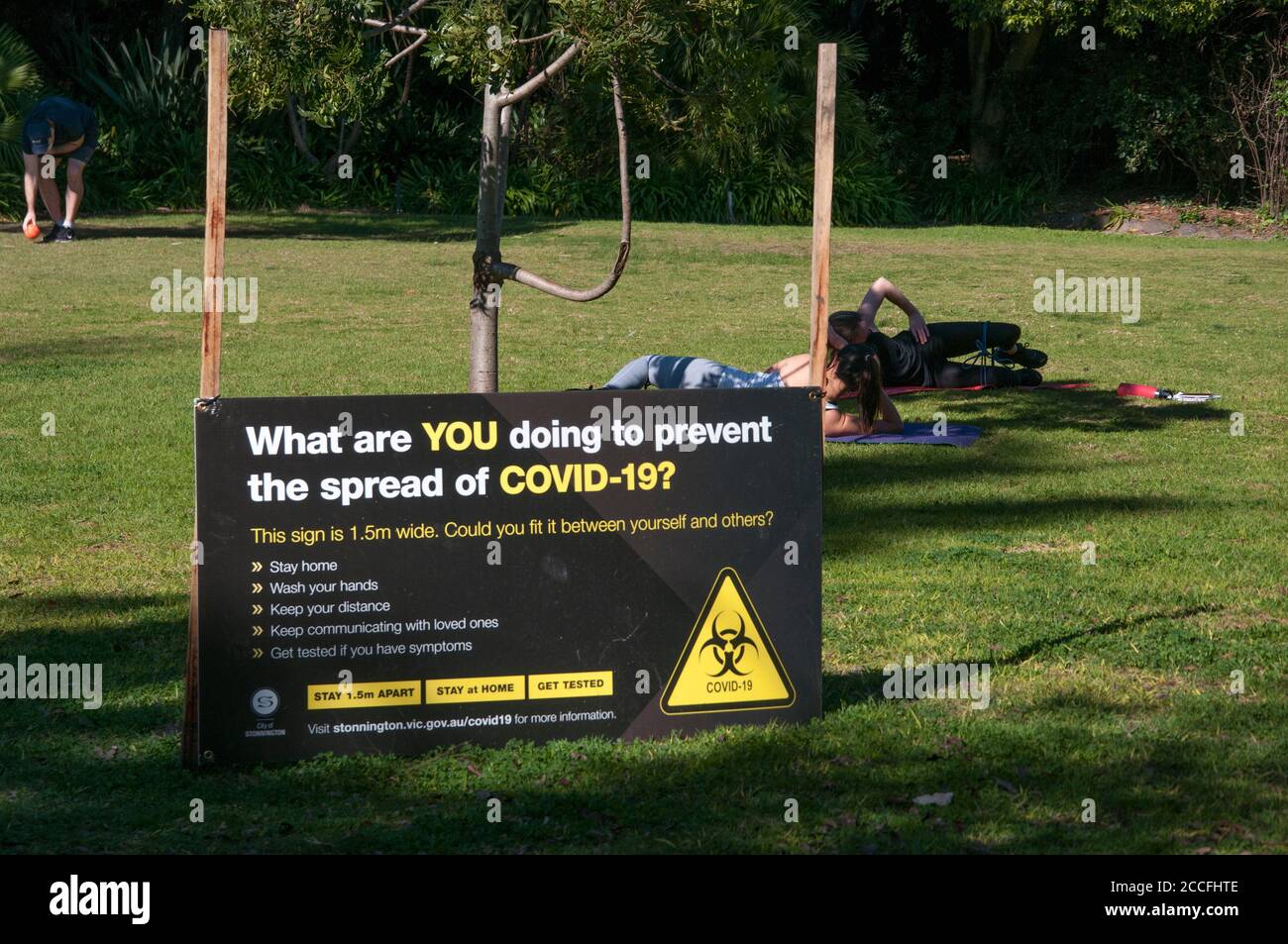 Segnalazione cautelativa nei parchi suburbani durante l'emergenza pandemica COVID-19 a Melbourne, Victoria, Australia Foto Stock