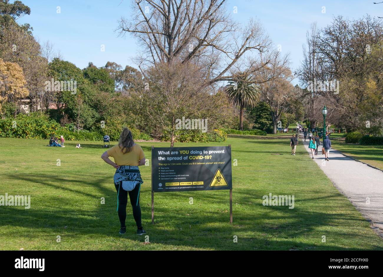Segnalazione cautelativa nei parchi suburbani durante l'emergenza pandemica COVID-19 a Melbourne, Victoria, Australia Foto Stock