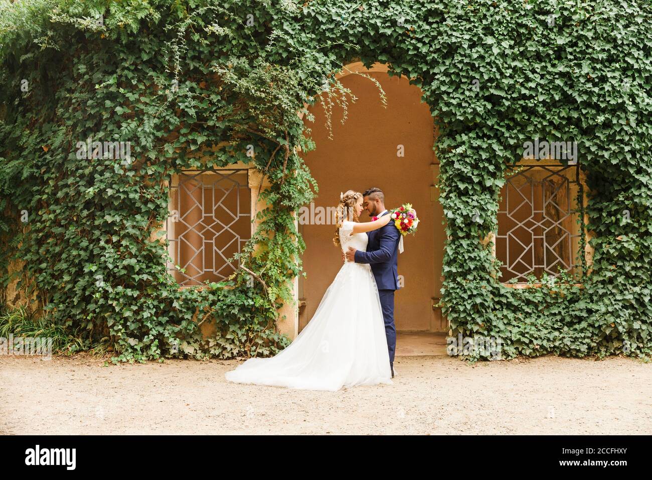 Matrimonio, sposi novelli, giovani adulti, diversità, amore, giardino, paesaggio formato, nel verde Foto Stock