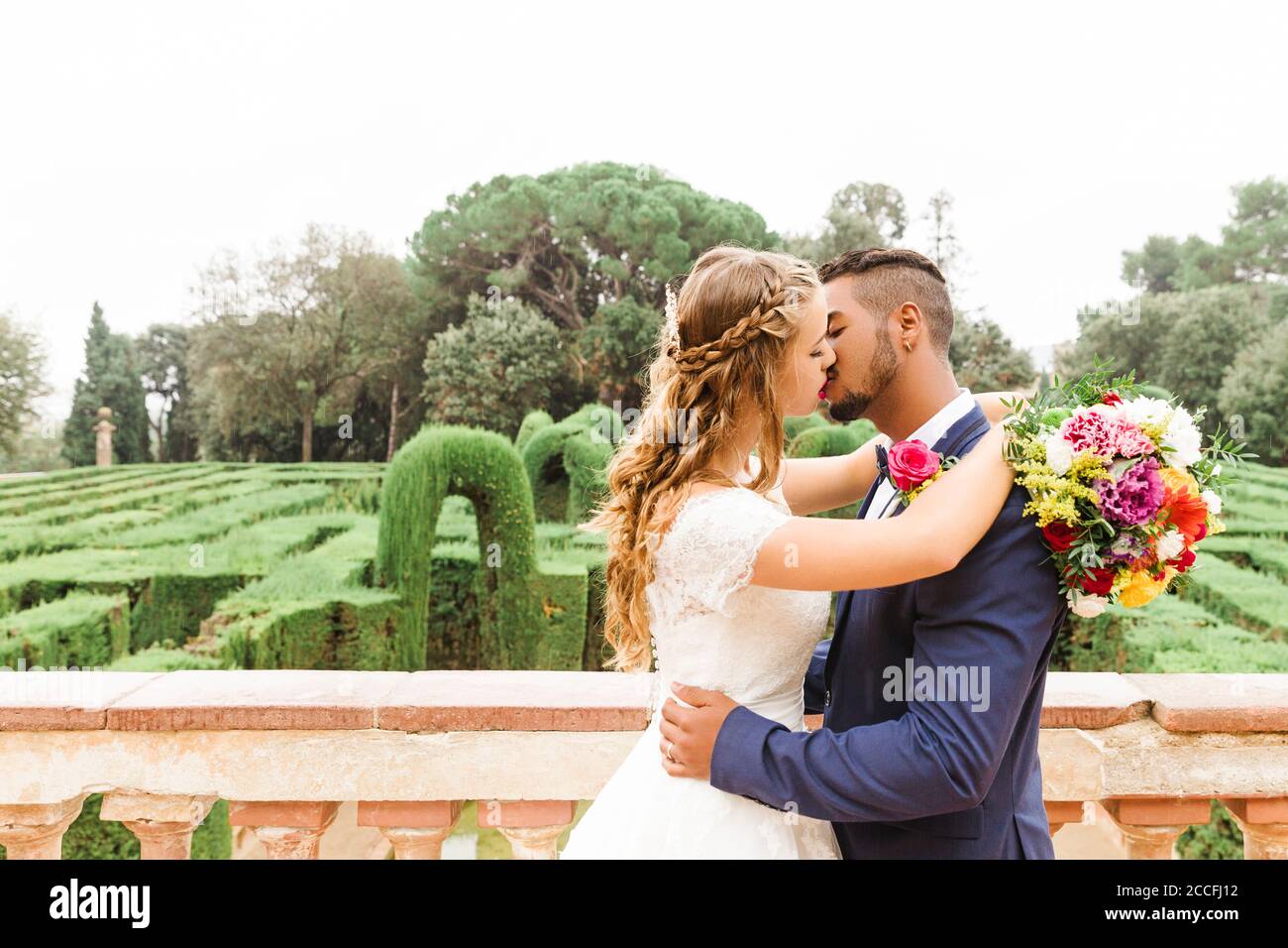 Matrimonio, sposi novelli, giovani adulti, diversità, amore, giardino, baciare, vista Foto Stock