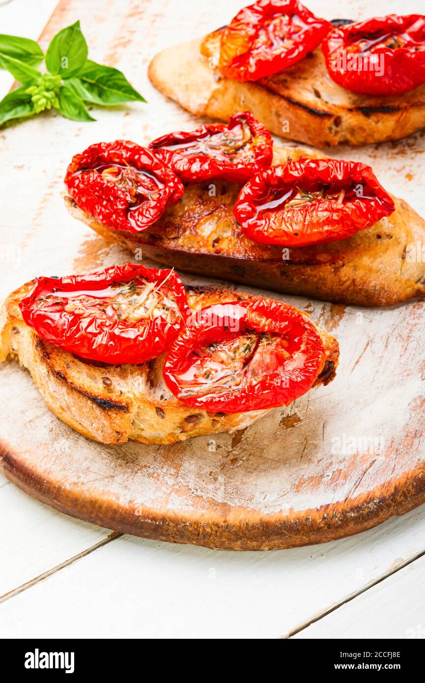 Sandwich con pomodori secchi. Bruschetta italiana. Deliziosi pomodori secchi Foto Stock