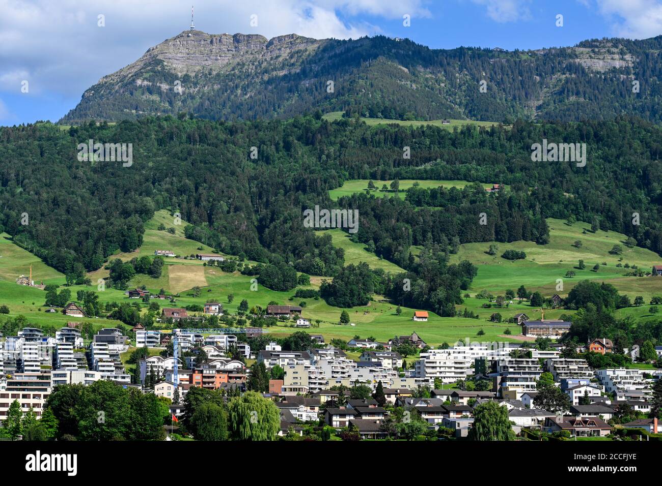 Sviluppo di alloggi con la montagna locale Rigi, Küssnacht am Rigi, Svizzera Foto Stock