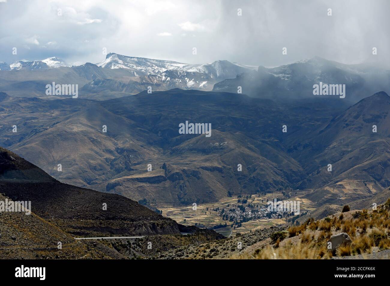 Vista di Chivay e della Valle del Colca, con le Ande in background. Highlands del Perù. Foto Stock