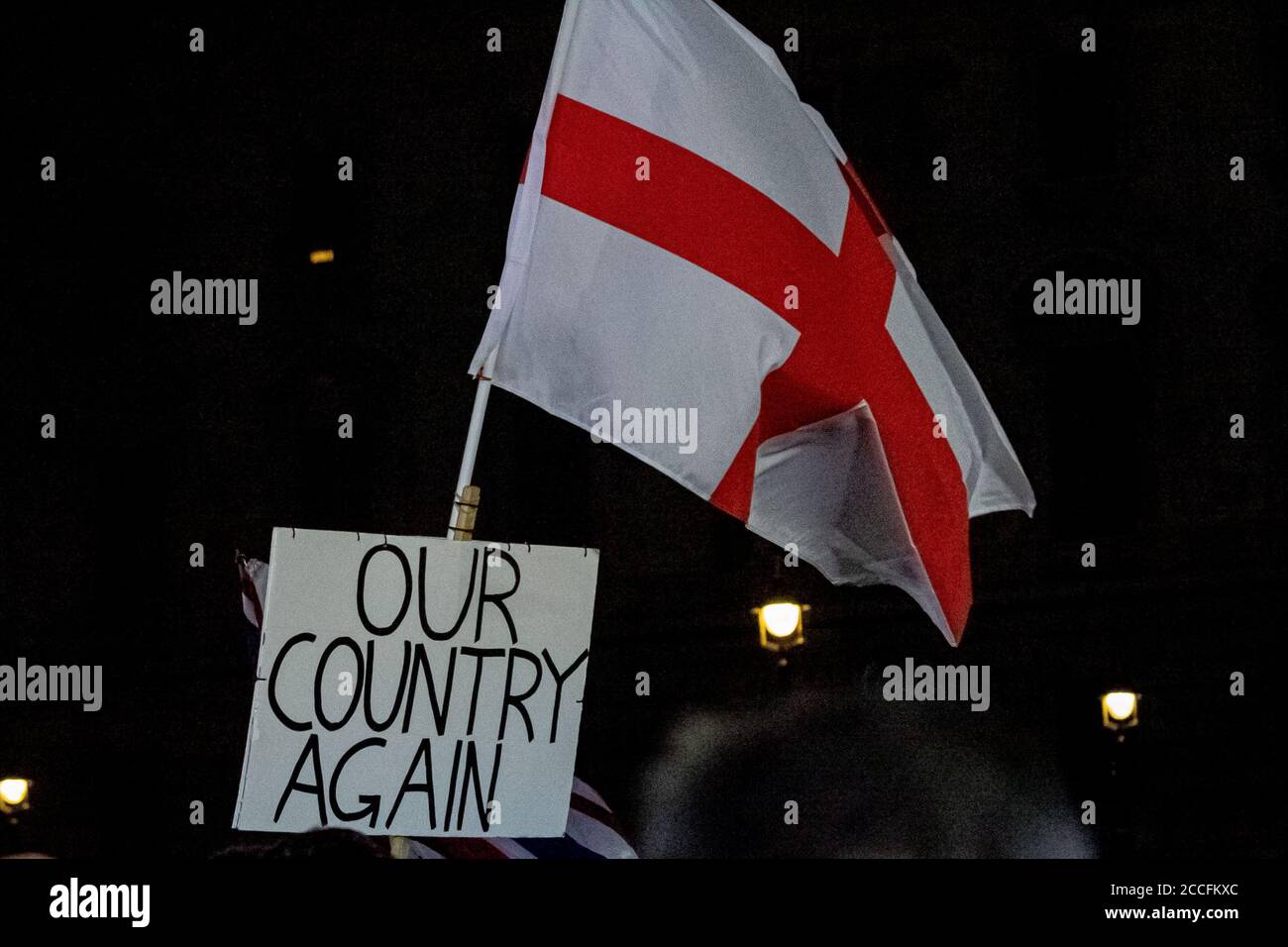 Londra, Inghilterra. Bandiera e poster dimostrativo di St George visti su Parliament Square durante le celebrazioni Brexit del 31 gennaio 2020 quando il Regno Unito è uscito ufficialmente dall'Unione europea 188 settimane dopo il referendum del 23 giugno 2016, in cui il 52% di coloro che hanno permesso di votare, ha votato per uscire. Foto Stock