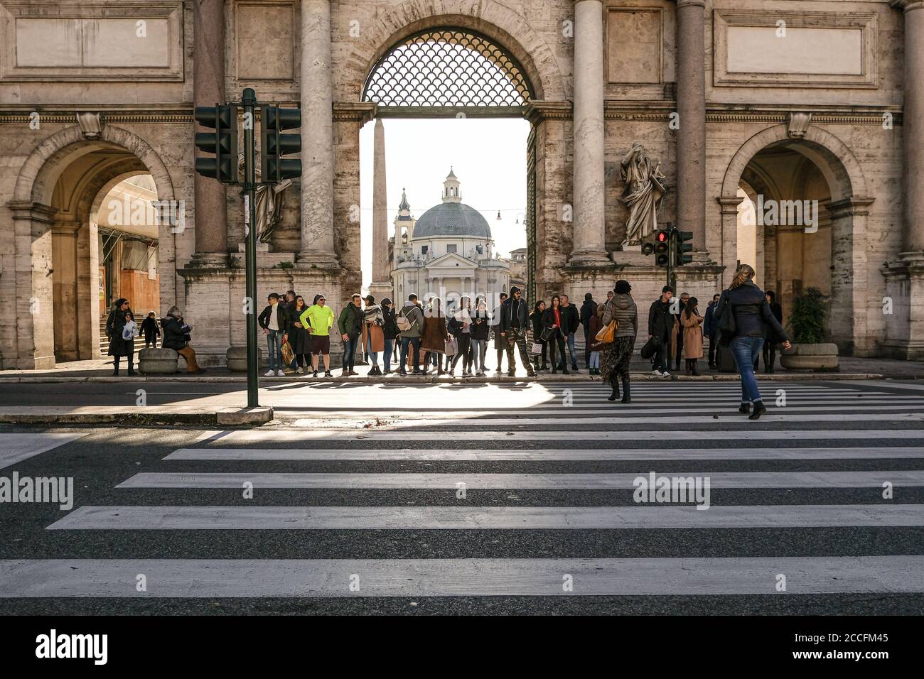 Gente turistica che cammina sul crosswalk nella città storica di roma centro, italia Foto Stock