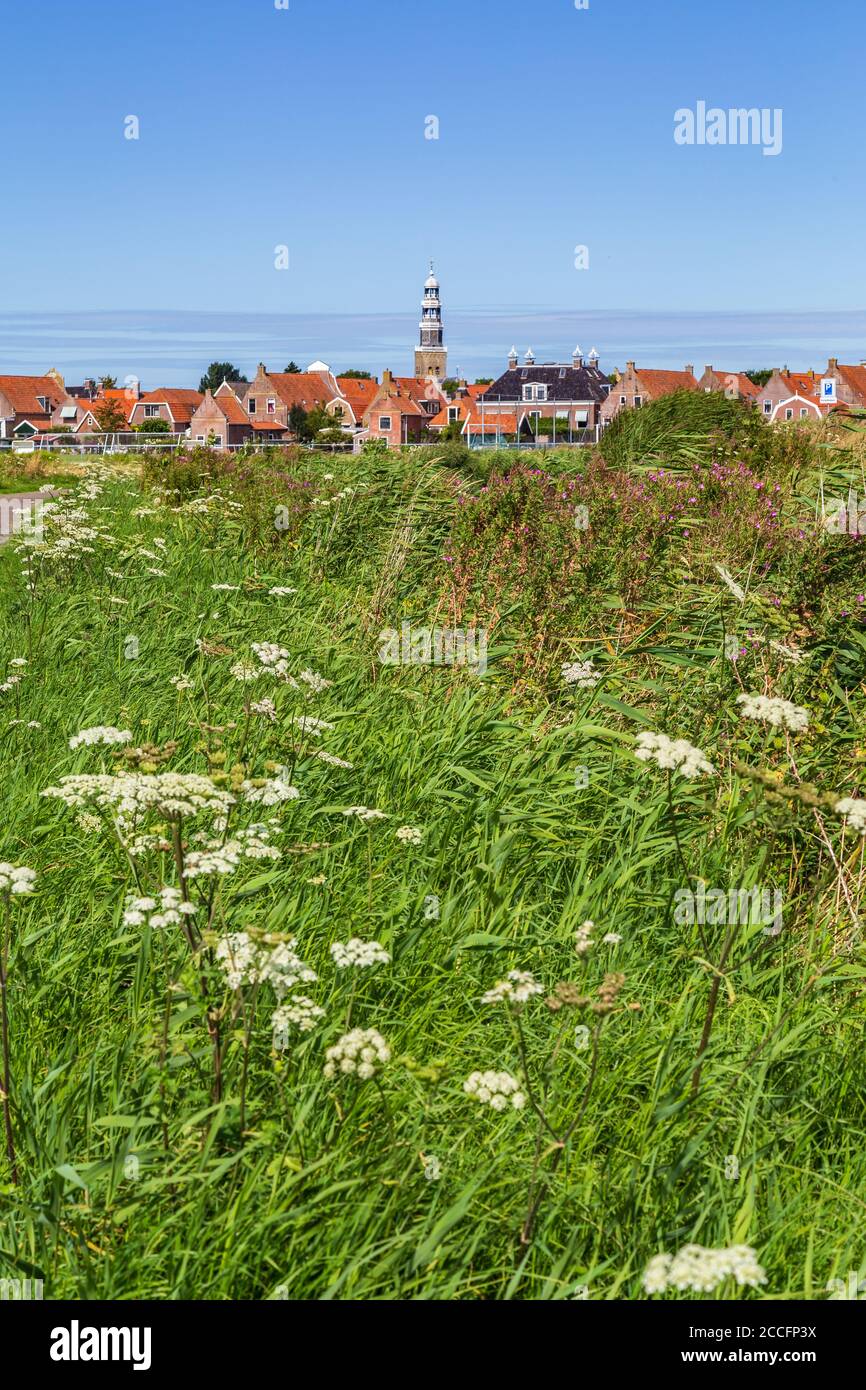 Paesaggio urbano del pittoresco villaggio di pescatori Hindeloopen in Friesland in Paesi Bassi Foto Stock