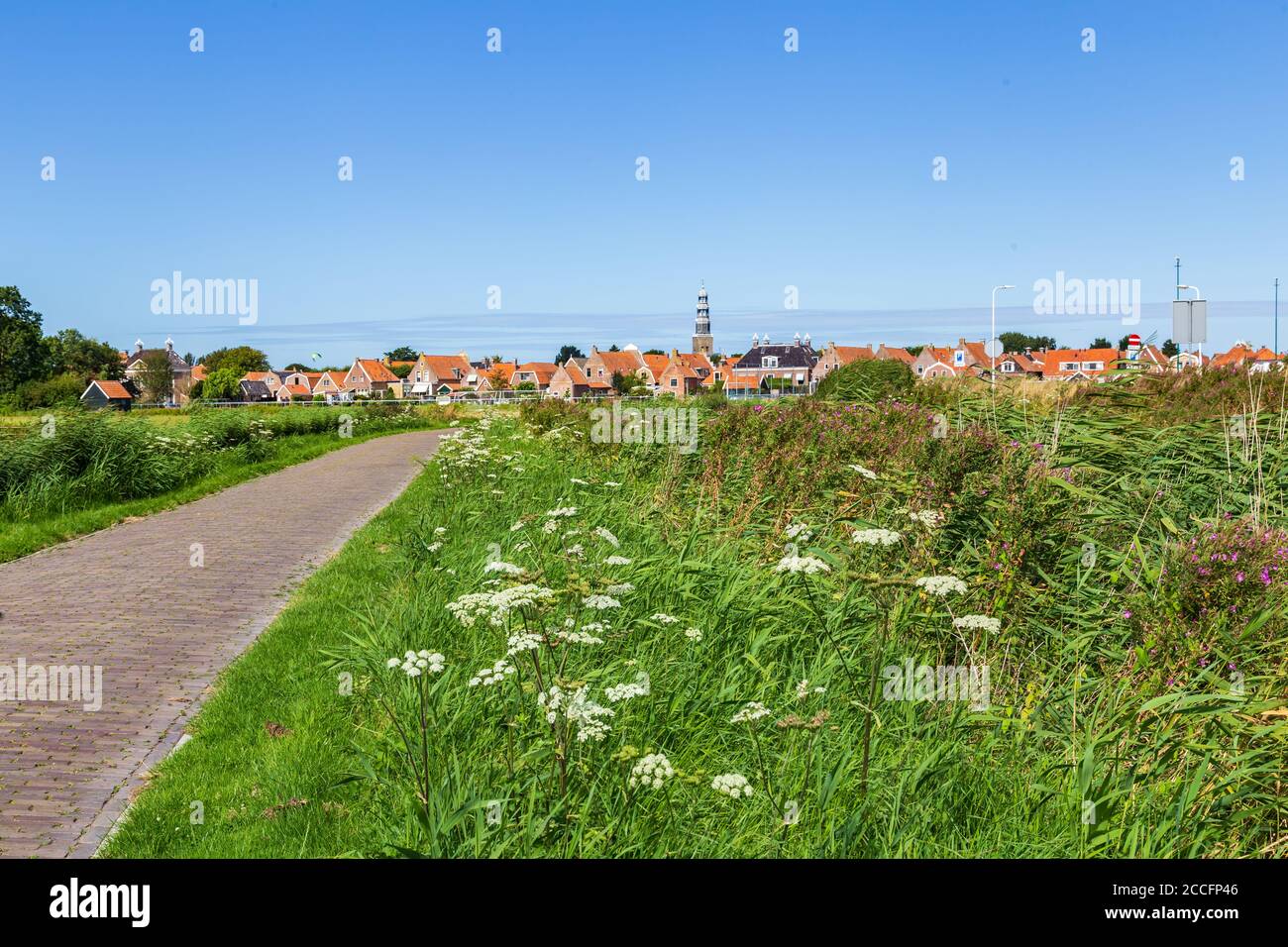 Paesaggio urbano del pittoresco villaggio di pescatori Hindeloopen in Friesland in Paesi Bassi Foto Stock