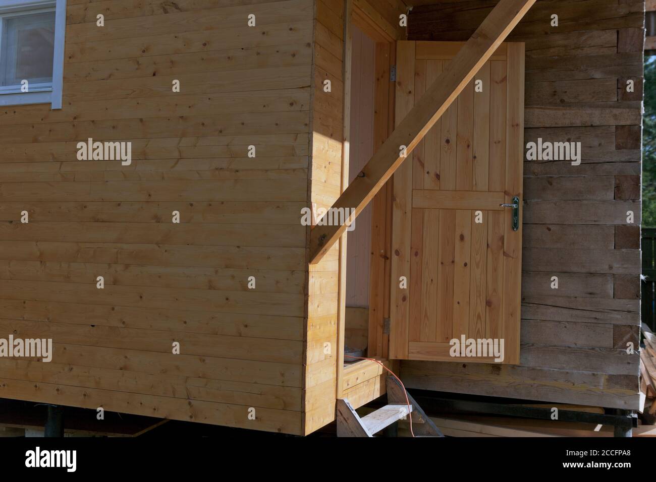 Aggiunta nuova di zecca alla casa di legno, colpo all'aperto Foto Stock