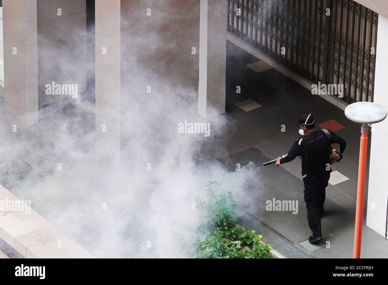 (200822) -- SINGAPORE, 22 agosto 2020 (Xinhua) -- UN operaio fumiga un bene immobiliare pubblico per uccidere le zanzare Aedes come parte della prevenzione contro le infezioni da dengue a Singapore, 22 agosto 2020. (Foto di allora Chih Wey/Xinhua) Foto Stock