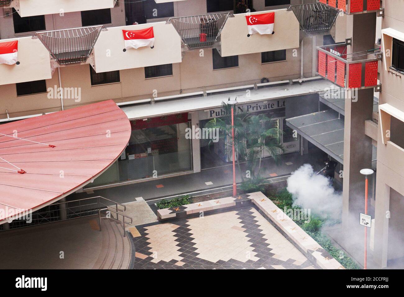 (200822) -- SINGAPORE, 22 agosto 2020 (Xinhua) -- UN operaio fumiga un bene immobiliare pubblico per uccidere le zanzare Aedes come parte della prevenzione contro le infezioni da dengue a Singapore, 22 agosto 2020. (Foto di Deng Zhiwei/Xinhua) Foto Stock