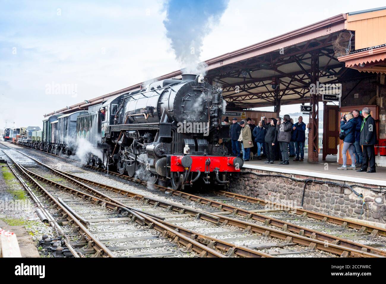 Ex-USA S160 Steam loco 6046 in arrivo alla stazione di Minehead con un treno merci, West Somerset Railway Spring Gala, Inghilterra, Regno Unito Foto Stock
