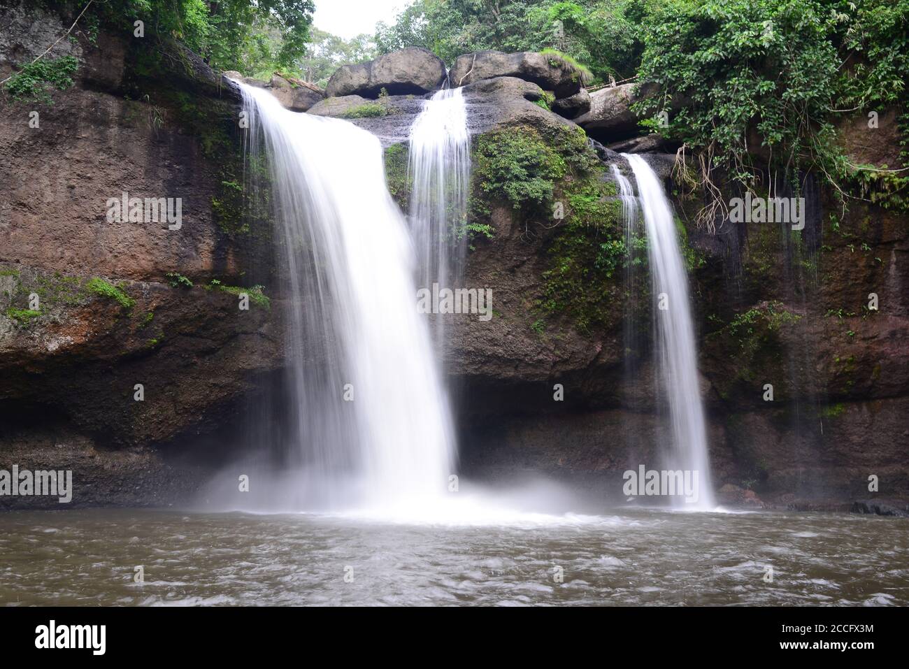 Cascata di Haew Suwat (Nam tok Haew Suwat) PARCO NAZIONALE DI KHAO YAI / ALTOPIANO DI KHORAT, NAKHON RATCHASIMA, THAILANDIA Foto Stock