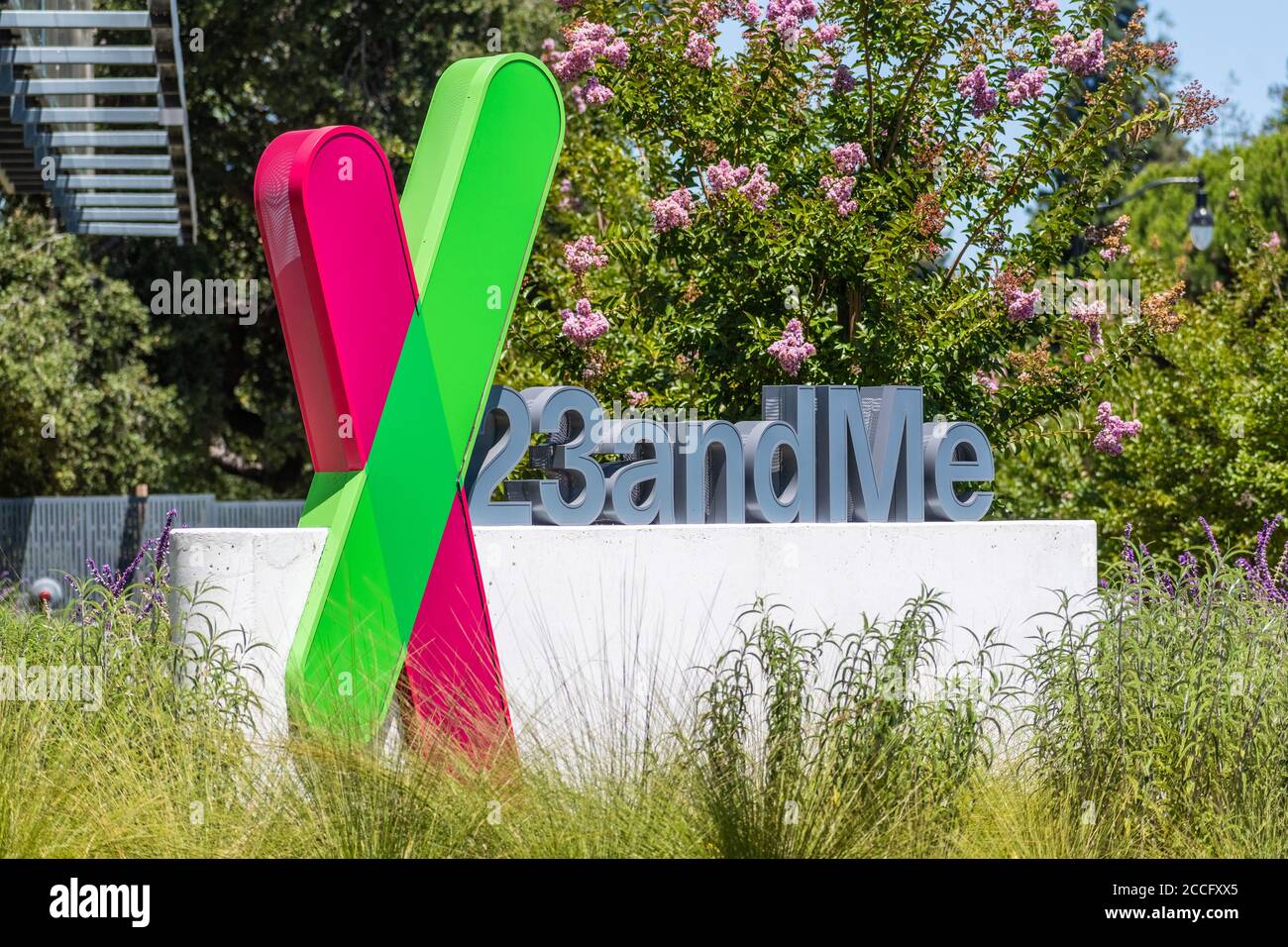 3 agosto 2020 Sunnyvale / CA / USA - il 23andme logo presso la loro nuova sede in Silicon Valley; sulla base di un campione di saliva, 23andMe fornisce rapporti Foto Stock