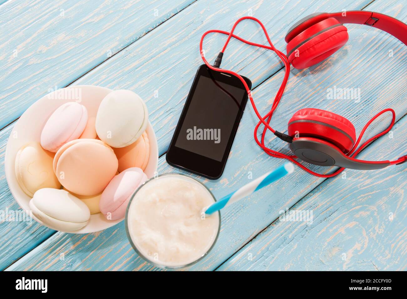 Il marshmallow è accanto al telefono e un caffè tazza. Pausa caffè. Foto Stock