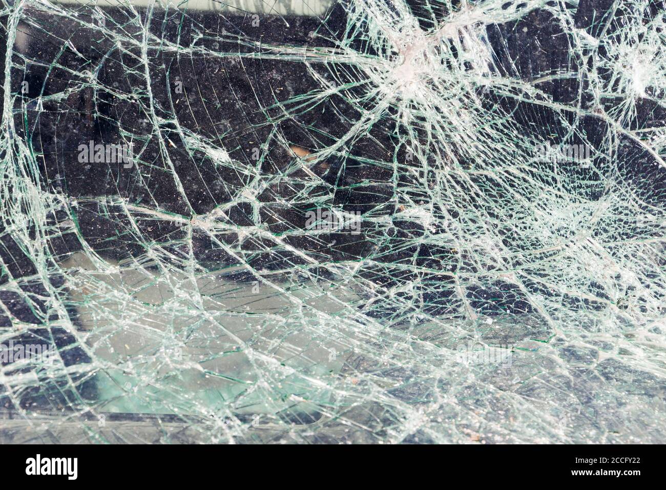 finestrino dell'auto rotto, un incidente sulla strada. Movimento sicuro. Foto Stock