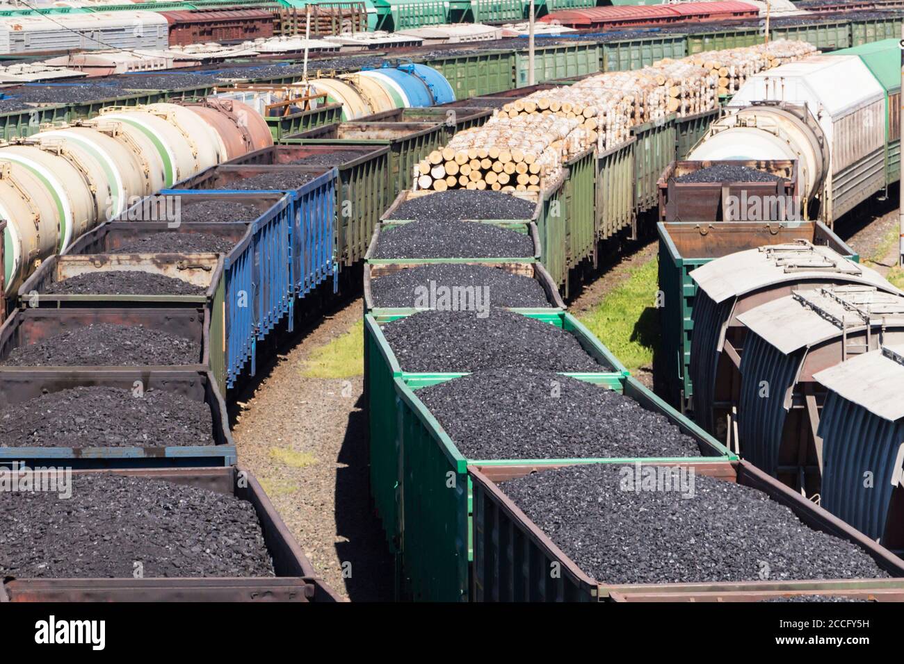 vagoni ferroviari caricati con carbone, un treno trasporta carbone Foto Stock