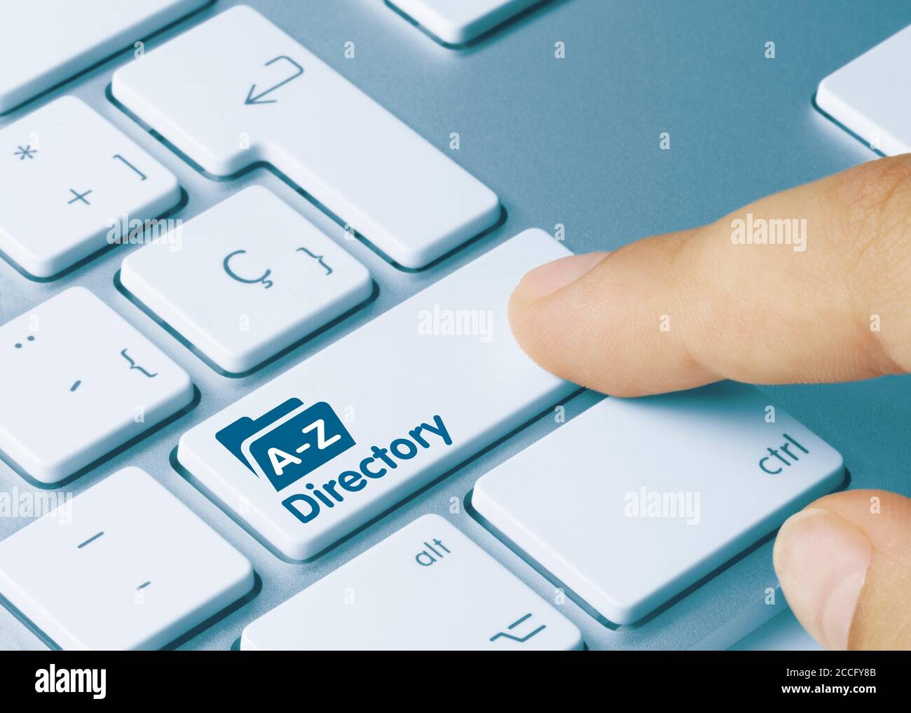 Directory scritta su Blue Key della tastiera metallica. Premere il tasto con il dito. Foto Stock