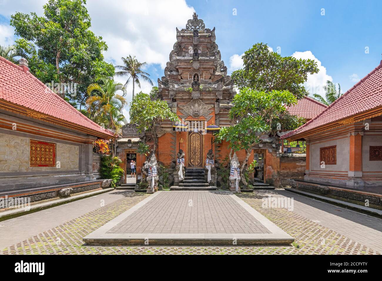Il Palazzo di Ubud, ufficialmente Puri Saren Agung, è un complesso di edifici storici situato a Ubud, la reggenza di Gianyar di Bali, Indonesia. Il palazzo era il Th Foto Stock