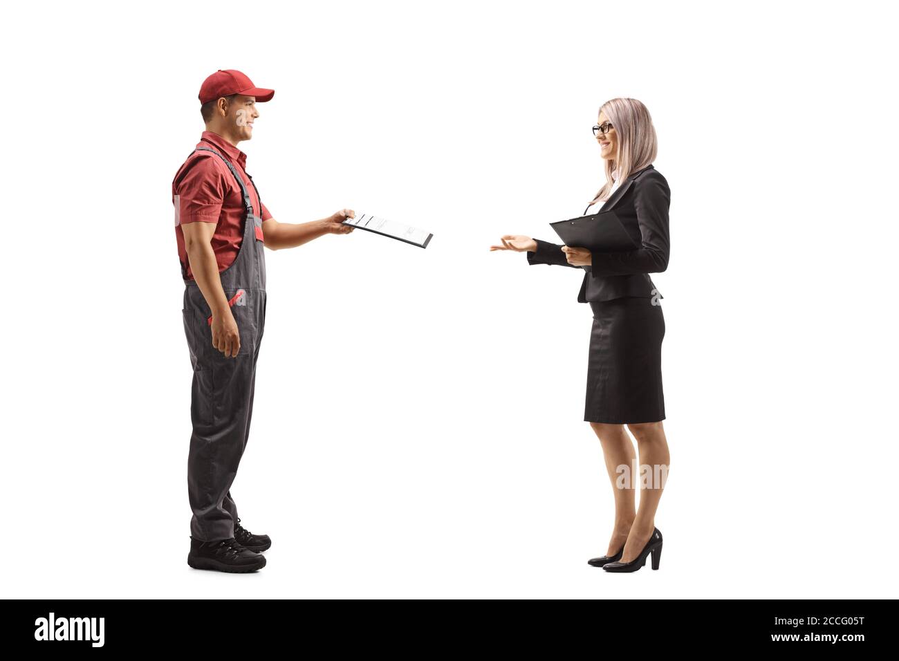 Scatto di profilo a lunghezza intera di un corriere maschio che consegna un documento ad una donna d'affari isolata su sfondo bianco Foto Stock