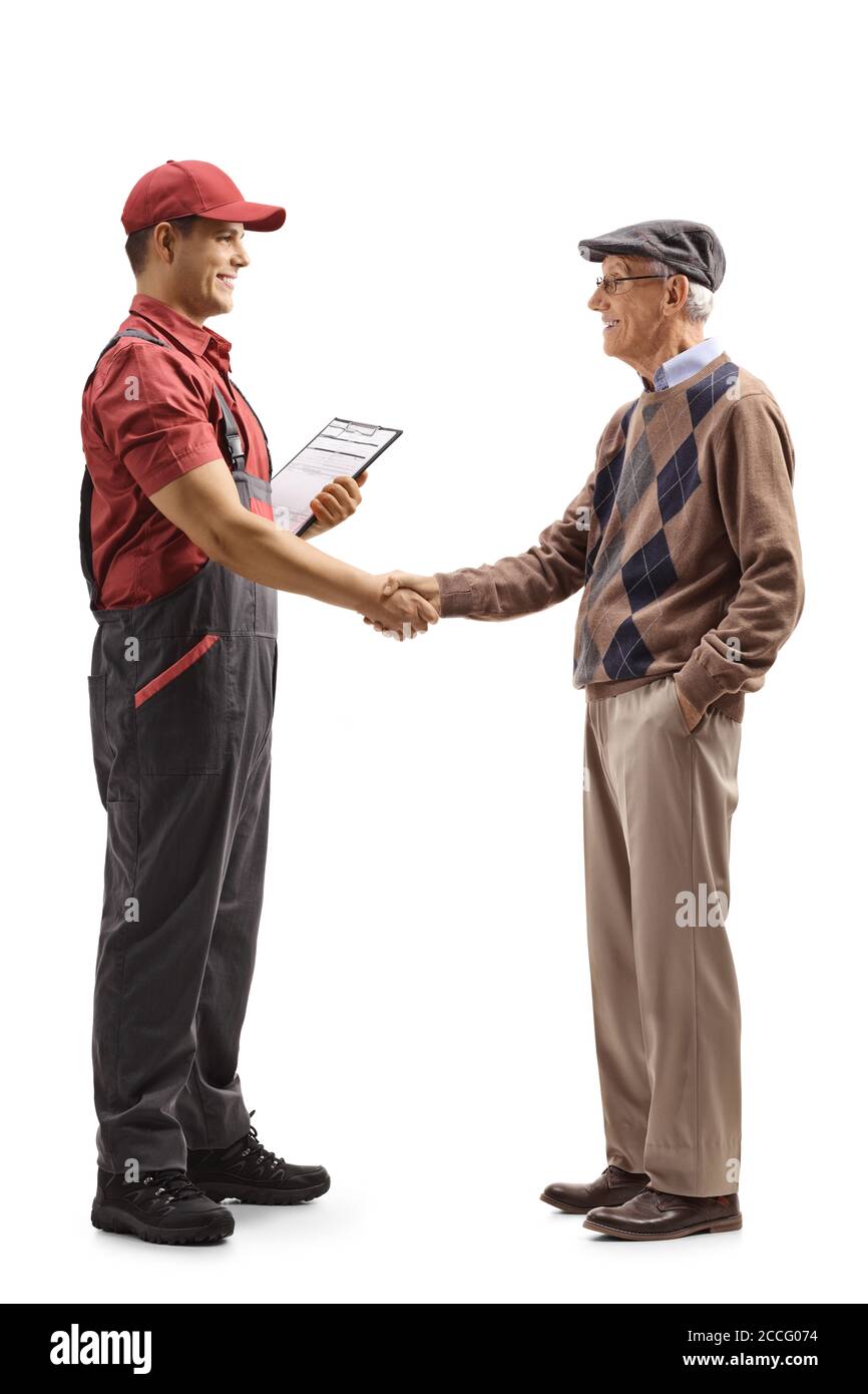 Scatto di profilo a lunghezza intera di un lavoratore in una uniforme agitare le mani con un uomo anziano isolato su sfondo bianco Foto Stock