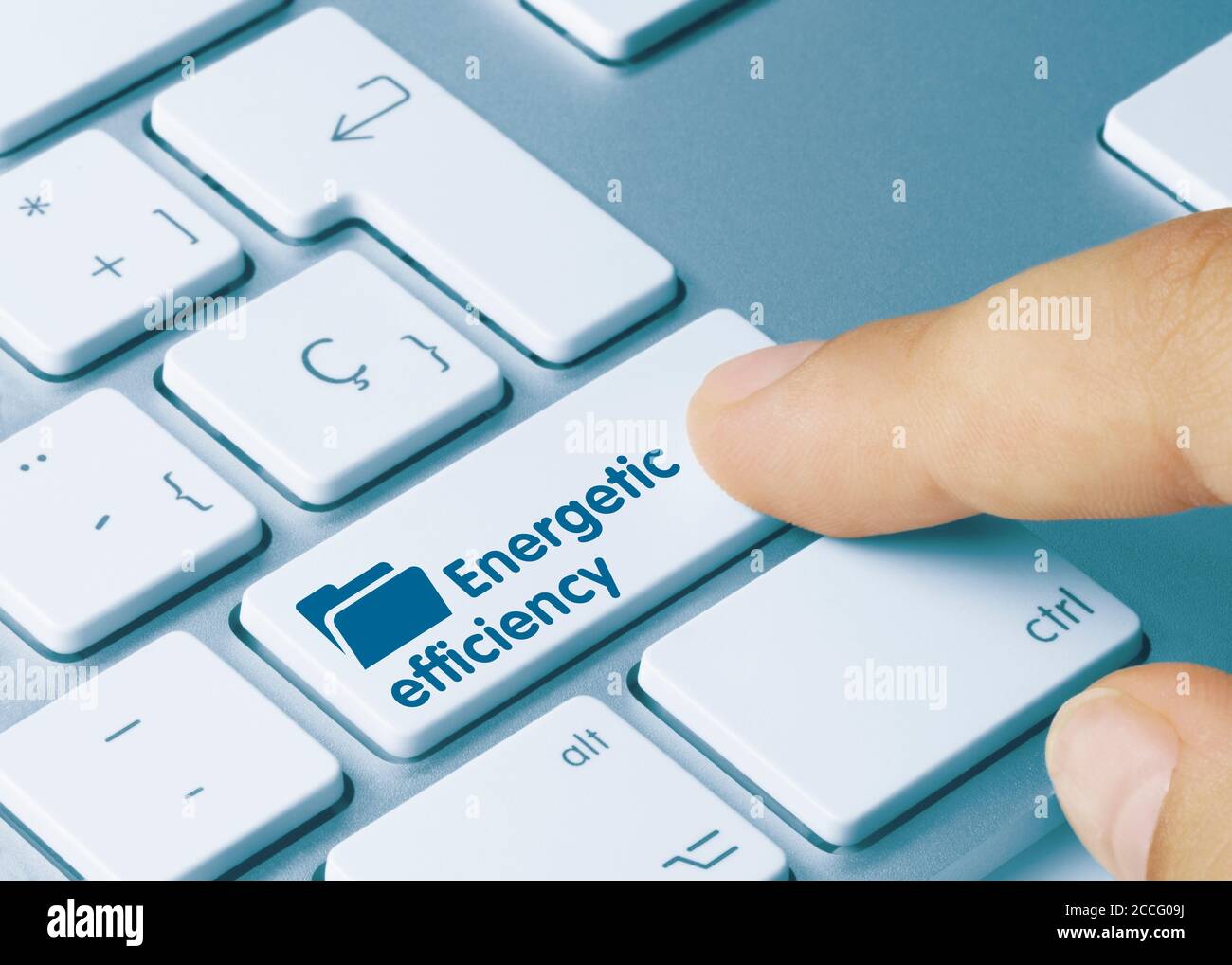 Efficienza energetica scritta sulla chiave blu della tastiera metallica. Premere il tasto con il dito. Foto Stock
