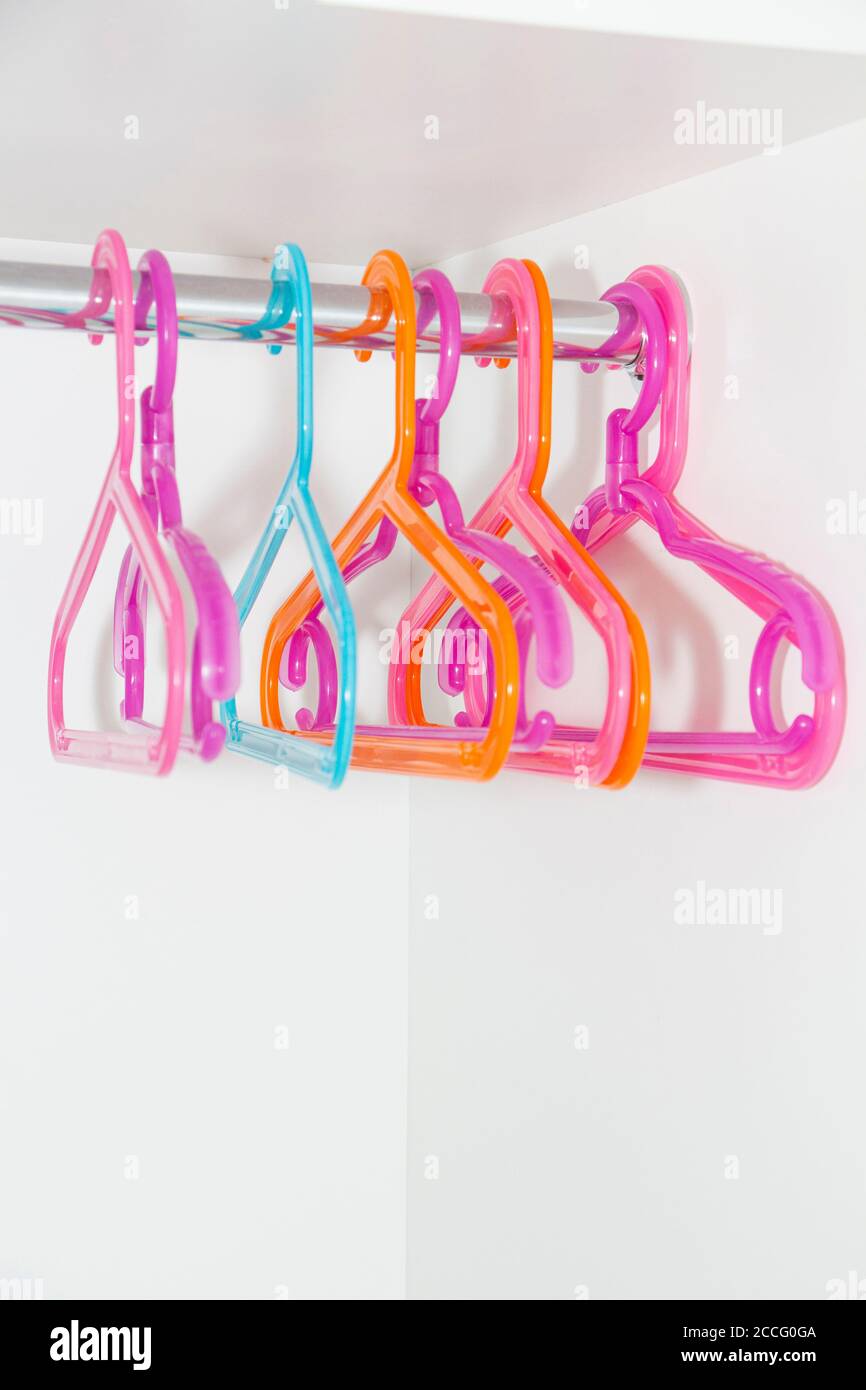 appendiabiti colorati vuoti sulla rotaia, dopo la vendita. Foto Stock