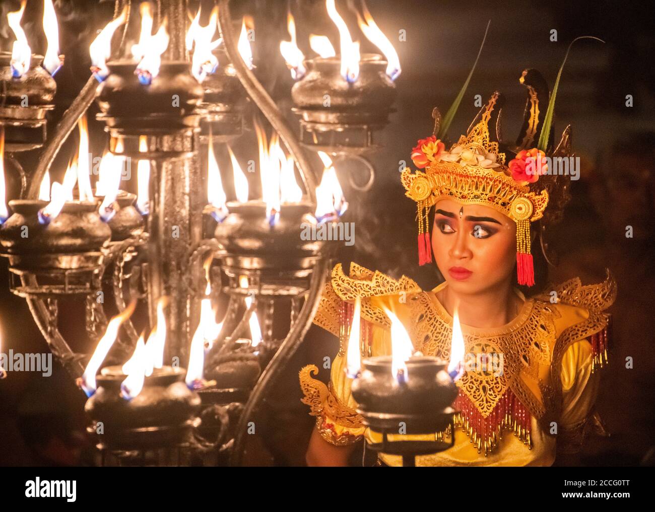 L'esecuzione è chiamata ‘danza Kecak’, un titolo onomatopoeico per il suono del canto continuo fatto dal coro degli uomini scimmia come nessun strumento Foto Stock