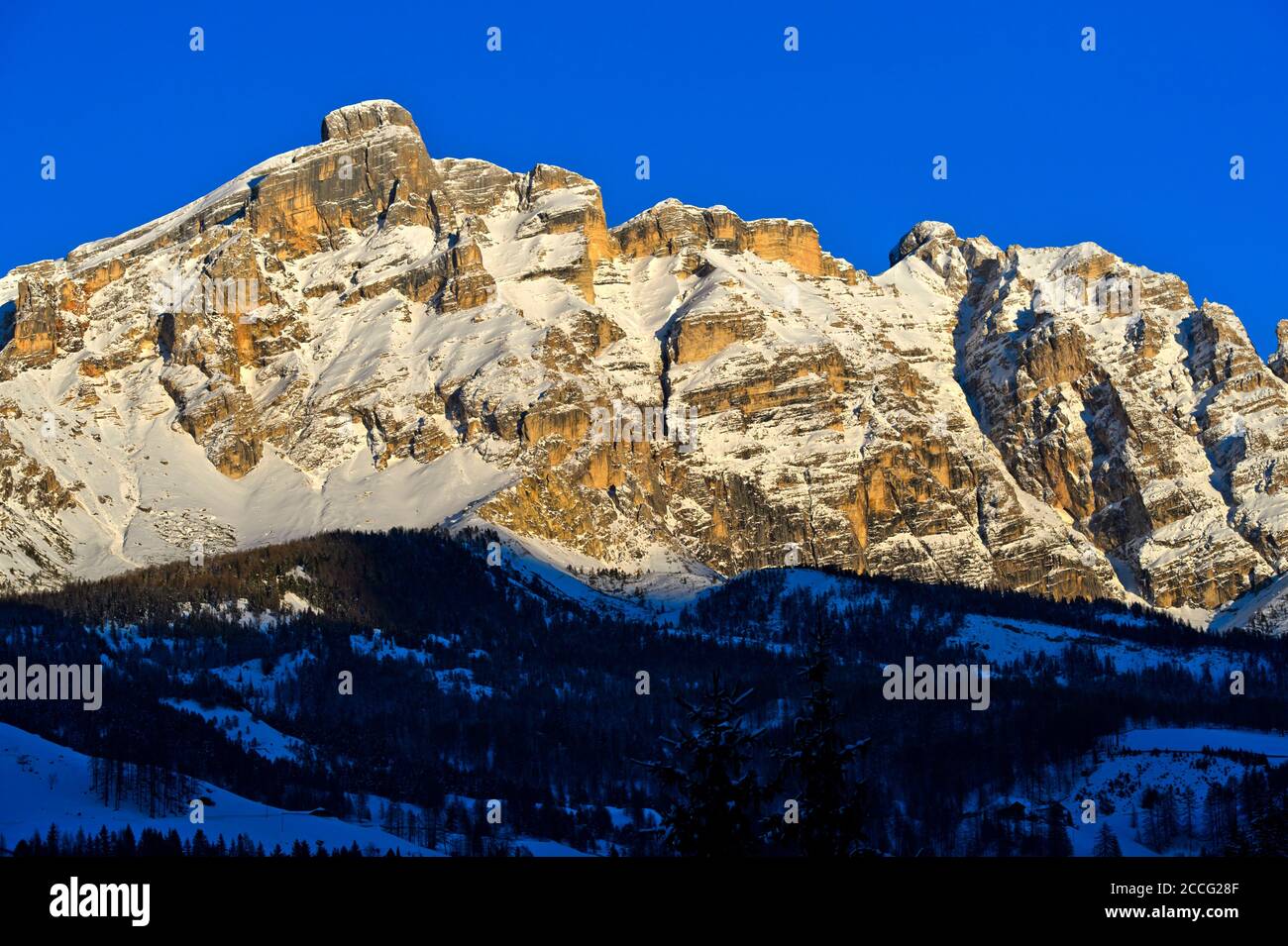 Tramonto bagliore a Piz de Lavarela, Fanesgruppe, alta Badia, Dolomiti, Alto Adige, Italia Foto Stock