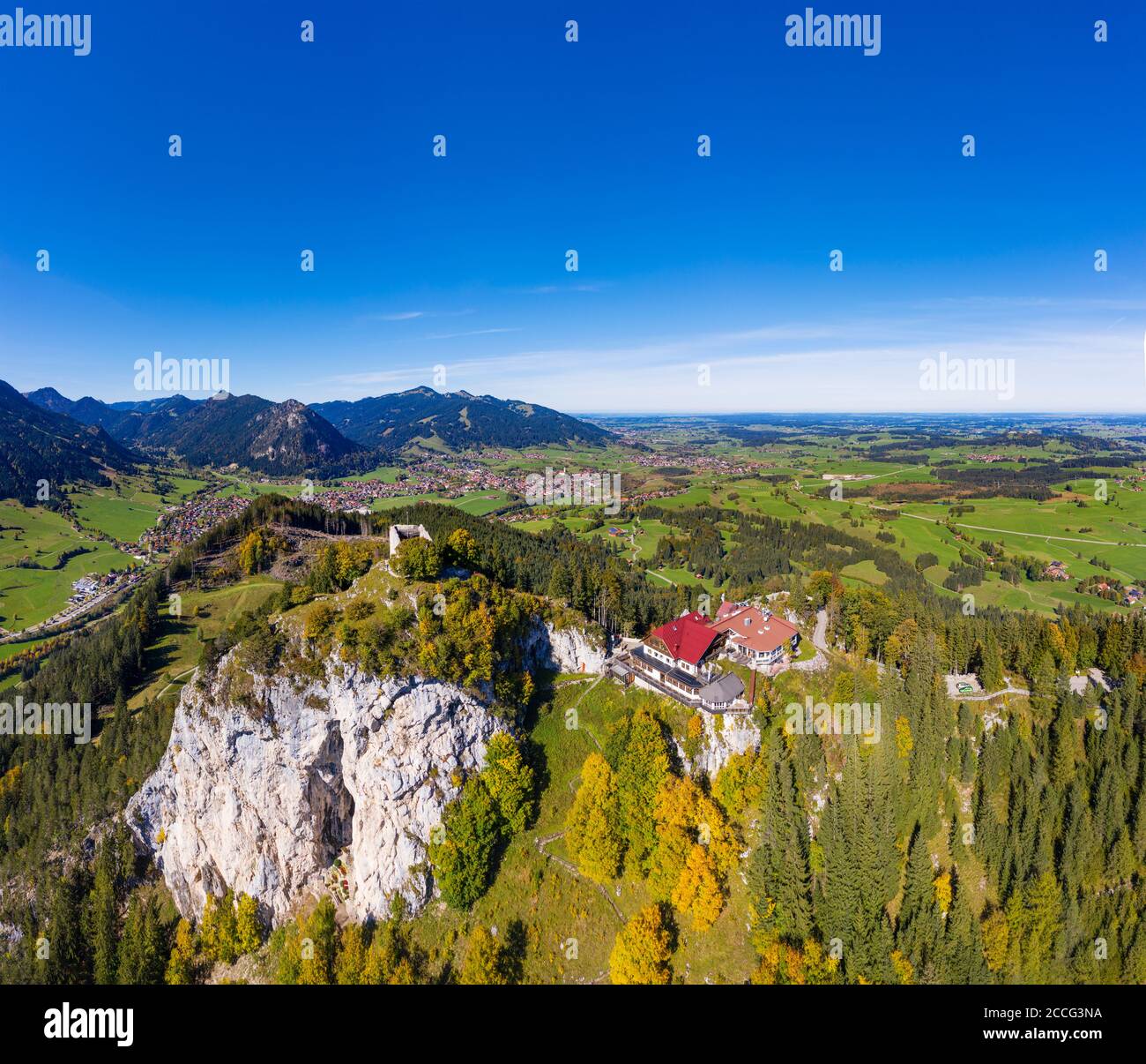 Rovine del castello di Falkenstein e Falkenstein Castle Hotel, sul retro Pfronten, Ostallgäu, Allgäu, vista aerea, Svevia, Baviera, Germania Foto Stock
