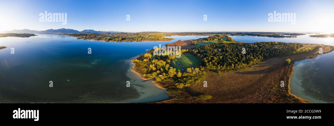 Panorama a 360 gradi dal Lago di Chiemsee sulla penisola di Sassau, Chiemgau, vista aerea, alta Baviera, Baviera, Germania Foto Stock