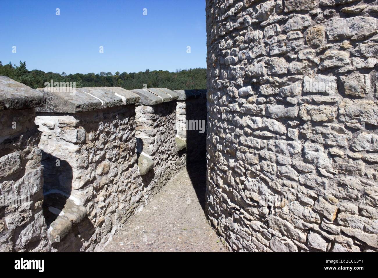Vista della galleria intorno alle mura del castello di Kokorin nella Repubblica Ceca. Foto Stock