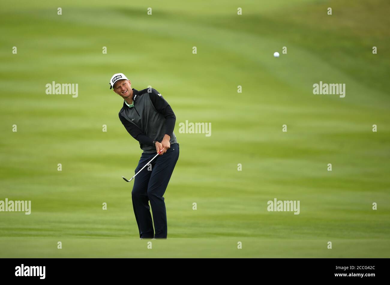 Adrian Meronk in Polonia si presenta al quarto verde durante il terzo giorno dell'ISPS Hana Wales Open al Celtic Manor Resort. Foto Stock