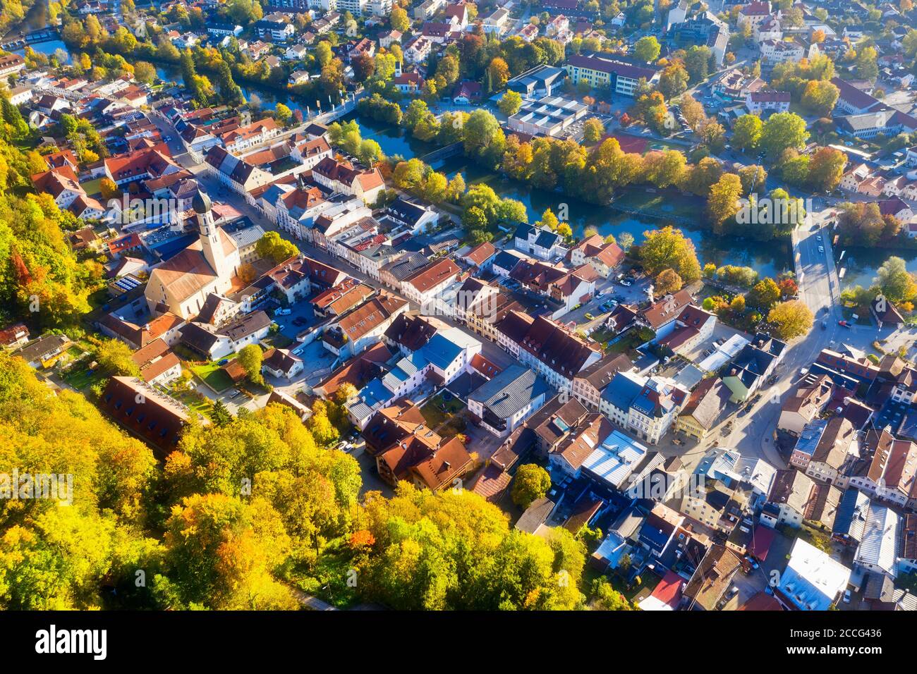 La città vecchia Wolfratshausen con Loisach e la foresta di montagna, vista aerea, alta Baviera, Baviera, Germania Foto Stock