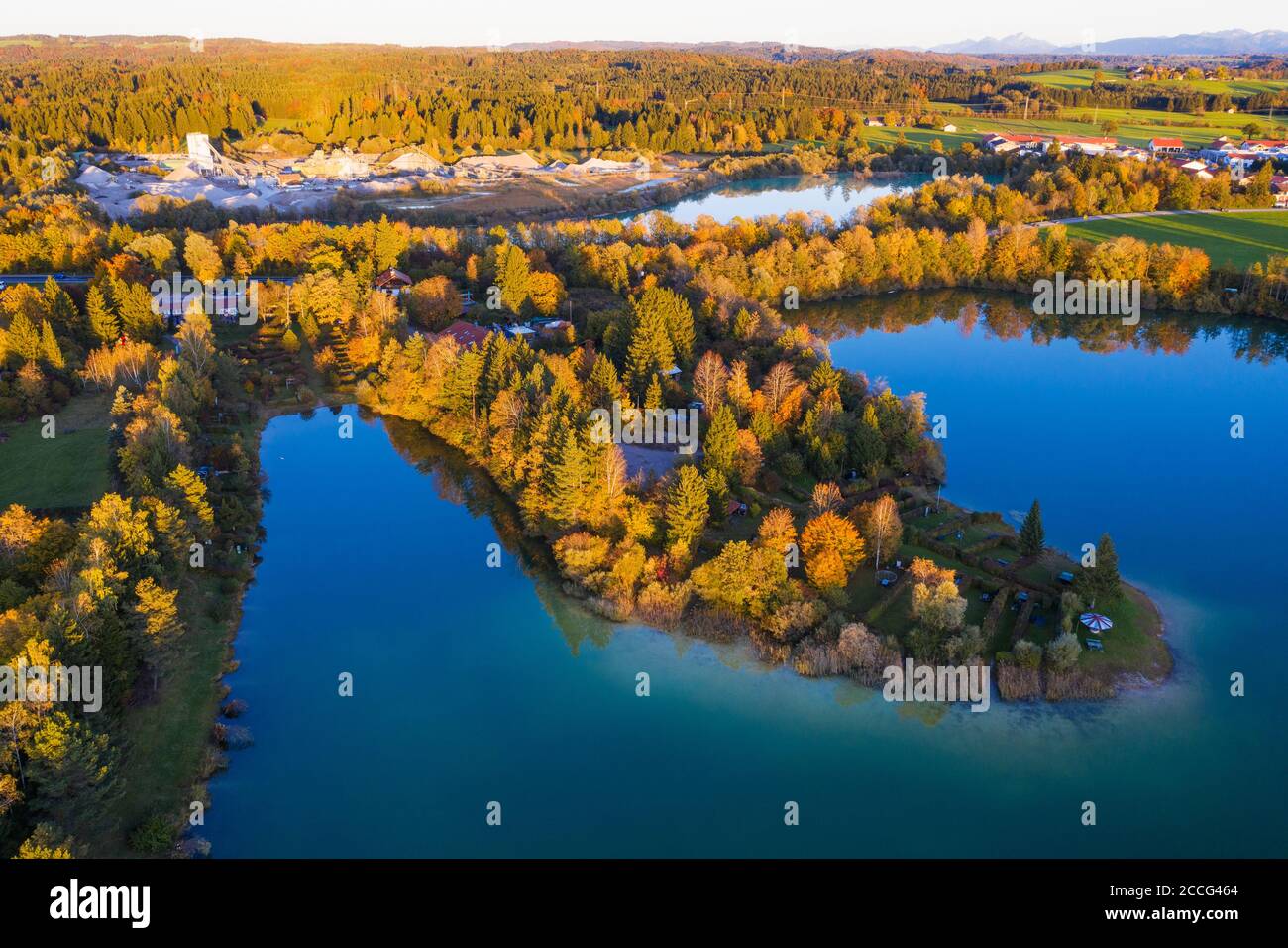 Scavi di lago e ghiaia nella luce della sera, Bibisee vicino Königsdorf, Tölzer Land, vista aerea, alta Baviera, Baviera, Germania Foto Stock