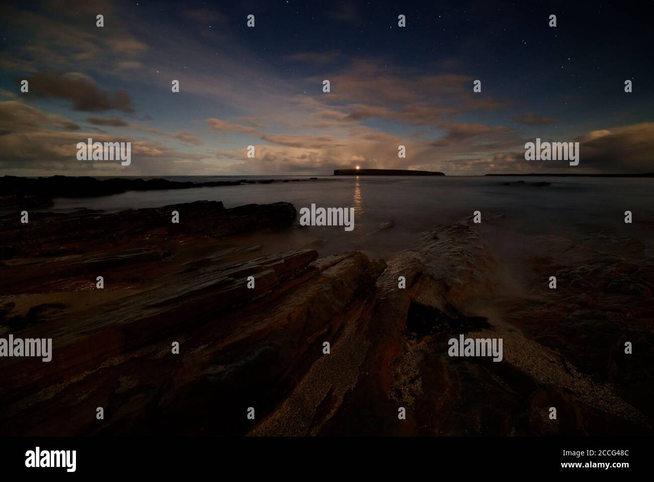 Il litorale di Birsay con il faro sull'isola di marea, le isole di Orkney Foto Stock