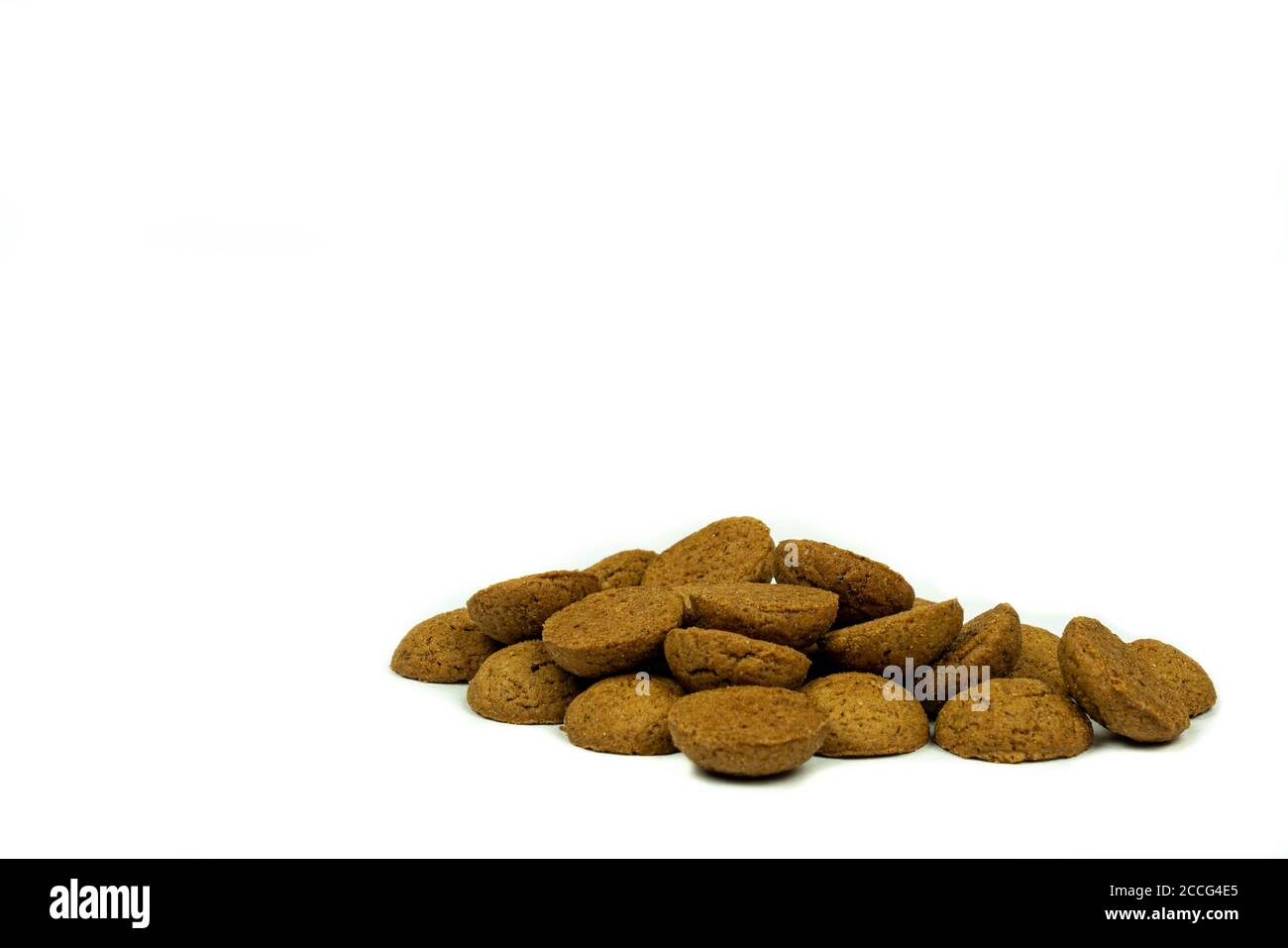 Pernoten tradizionale olandese al forno su sfondo bianco con spazio per la copia. Tratta che vengono dati ai bambini con sint Nicolas Foto Stock