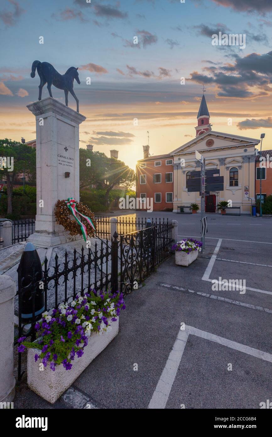 Il monumento ai caduti delle due guerre mondiali nella località turistica di Cavallino Treporti, Venezia, Italia Foto Stock
