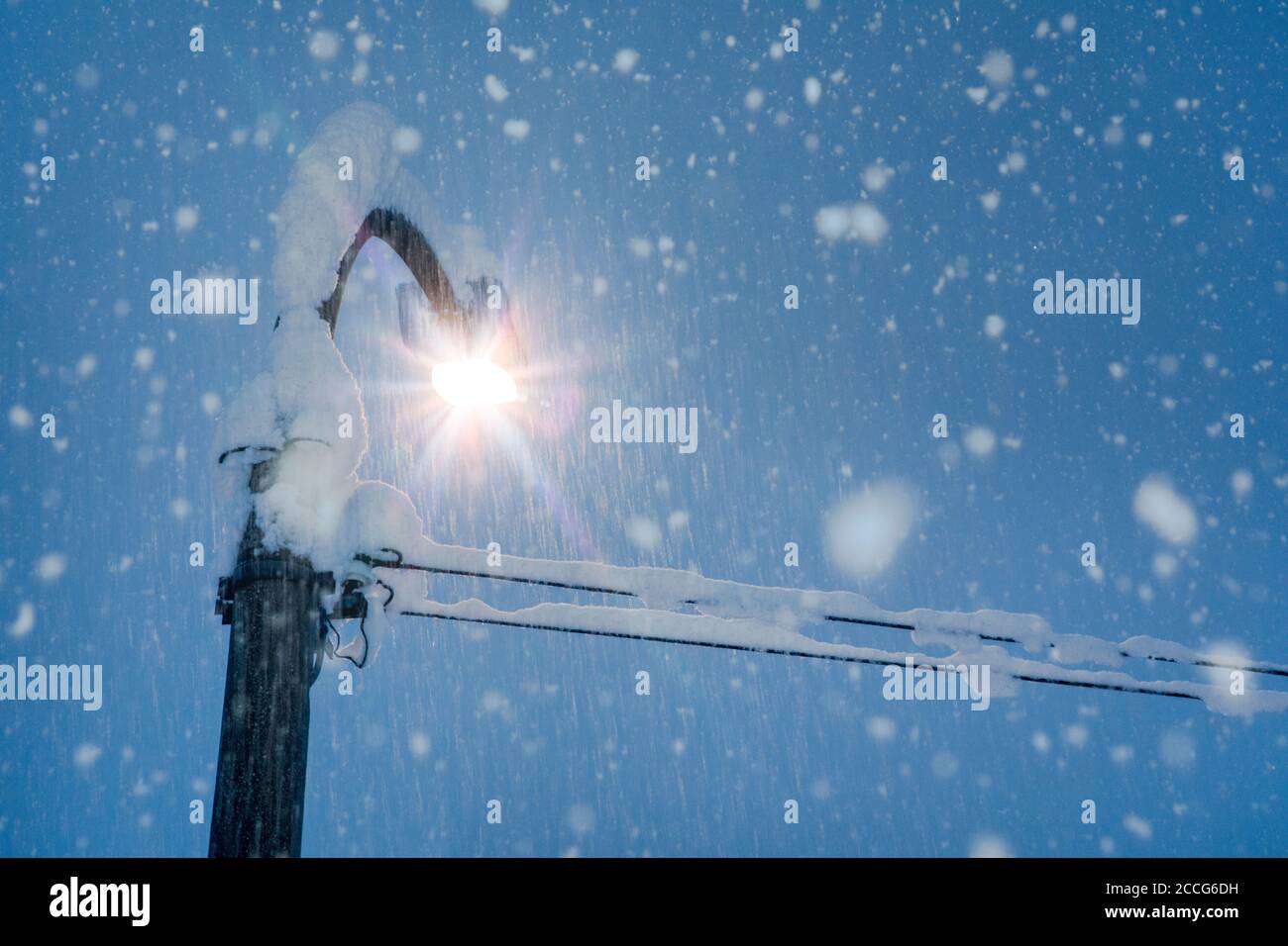 palo per illuminazione pubblica, lampione sotto nevicata, dolomiti, belluno, veneto, italia Foto Stock