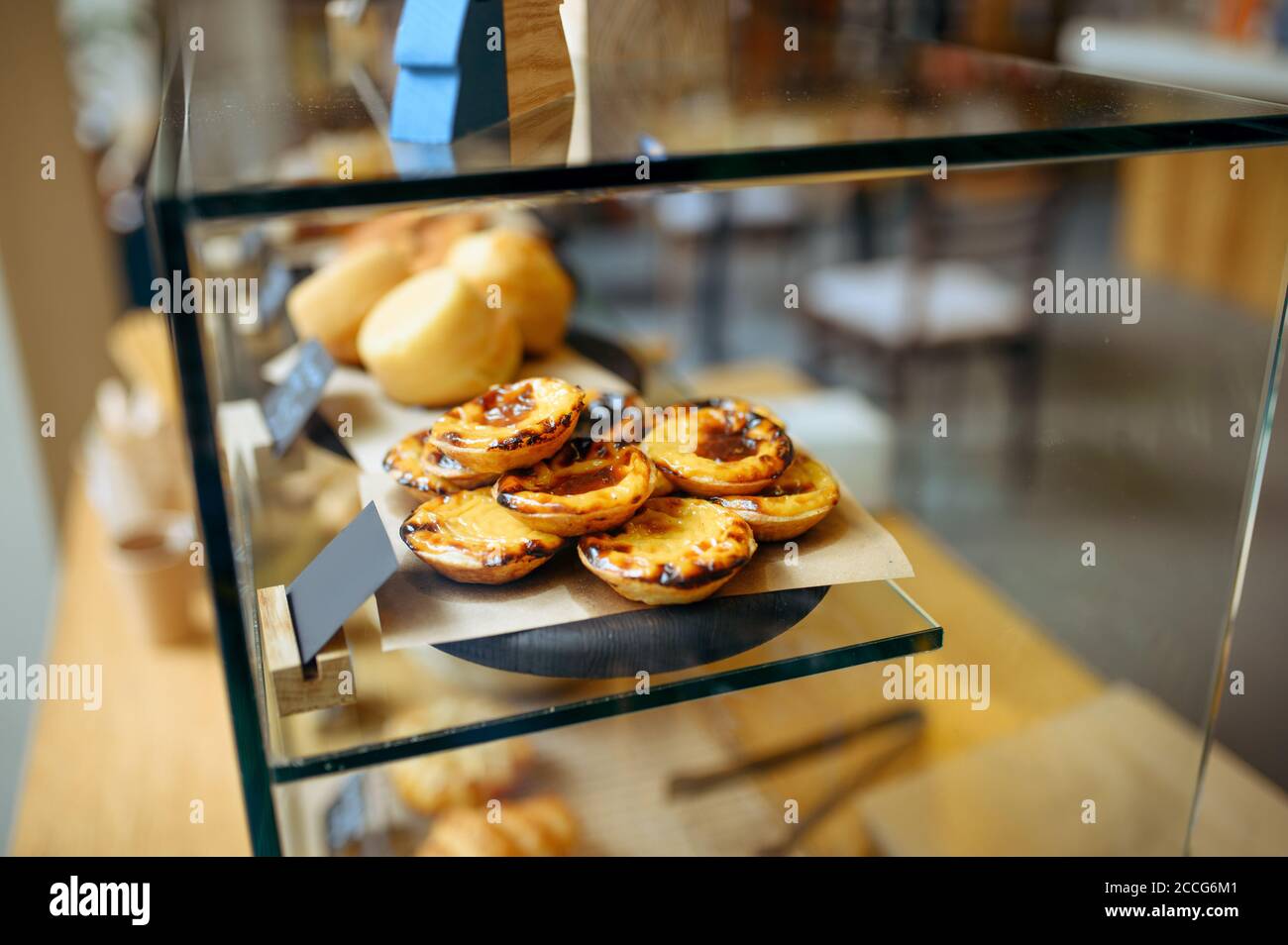 Vetrina con torte, dolci e croissant, caffè Foto Stock