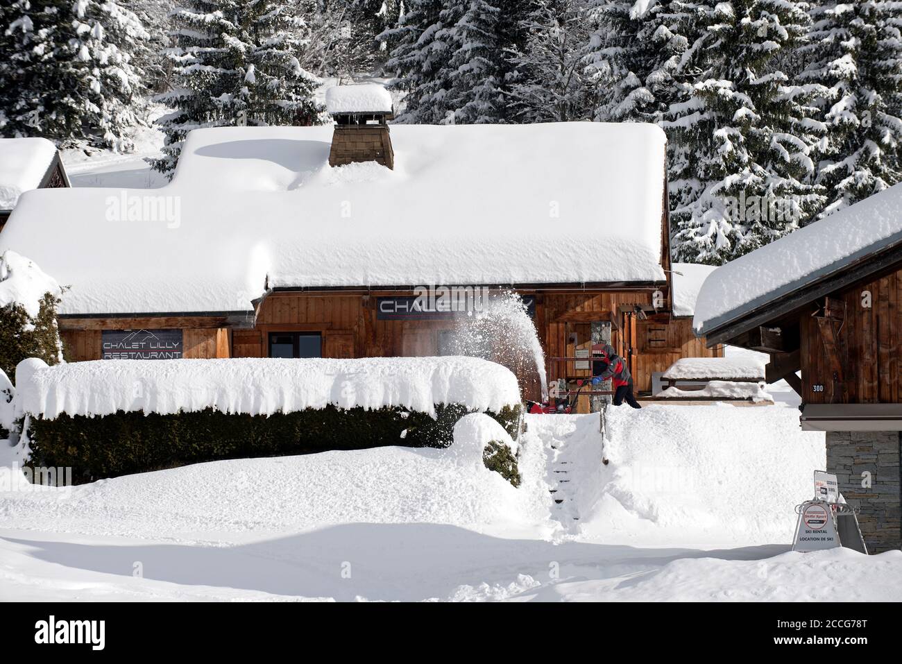 Francia, alta Savoia, Passy, Plaine de Joux, rimozione della neve Foto Stock