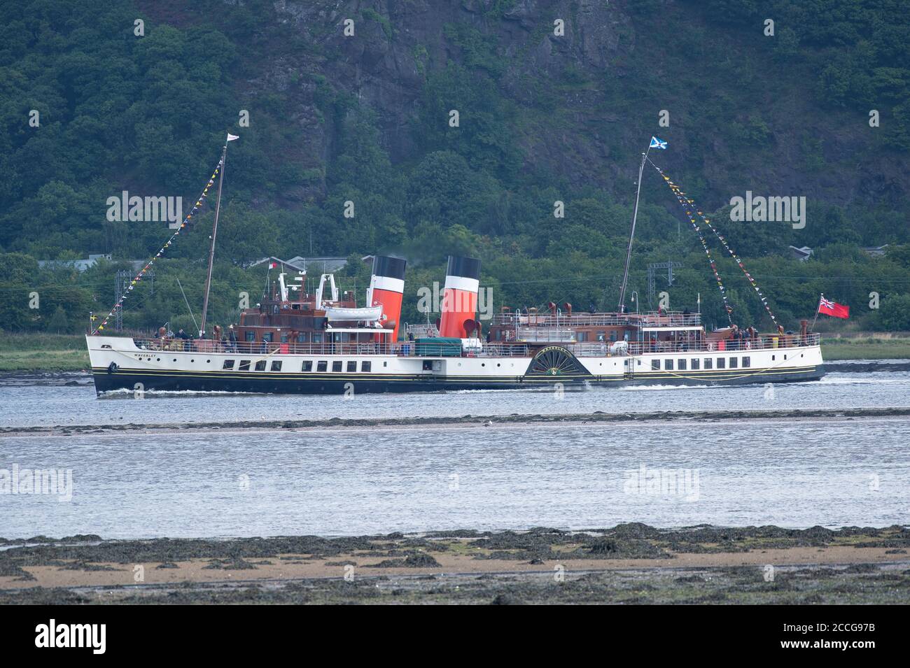 Langbank, Scozia, Regno Unito. 22 agosto 2020. Il più vecchio piroscafo a pale al mondo, il Waverley naviga lungo il Clyde vicino a Dumbarton con i suoi primi passeggeri paganti, facendo il suo ritorno trionfante dopo essere stato fuori servizio per 22 mesi dopo il suo esteso rimontaggio della caldaia. Costruito oltre 70 anni fa, PS Waverley è l'ultimo vaporizzatore a pale al mondo. Il Waverley sarà operativo fino a domenica 6 settembre sulla Clyde. Credit: Antonio Brecht Grist/Alamy Live News Foto Stock